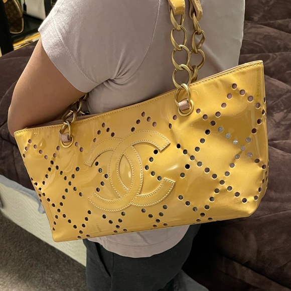 💯 Authentic Chanel Cream Perforated Shopper - Picture 16 of 16